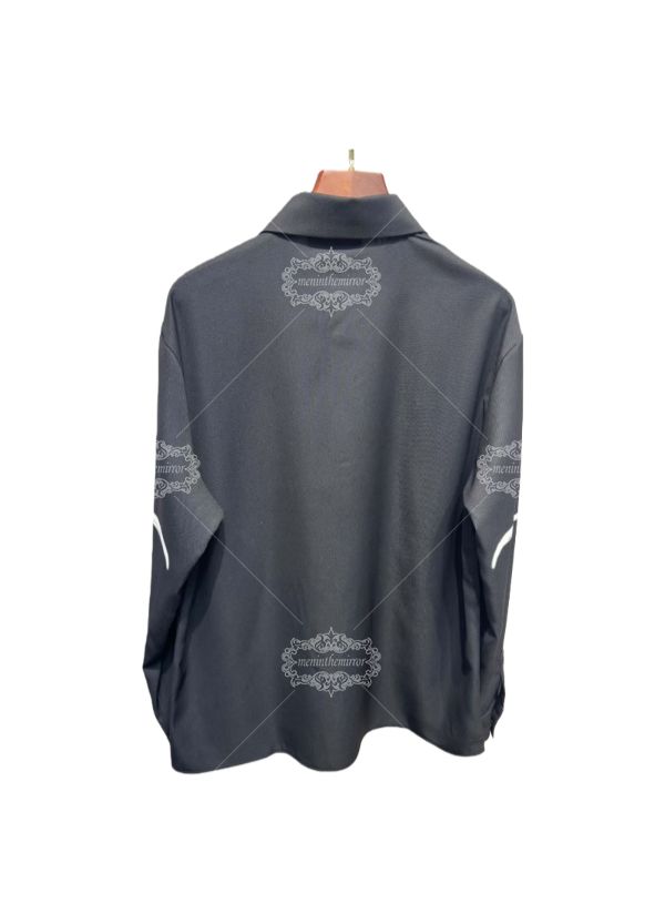 काली अमीरी स्क्रिप्ट लोगो शर्ट | अवकाश कॉलर