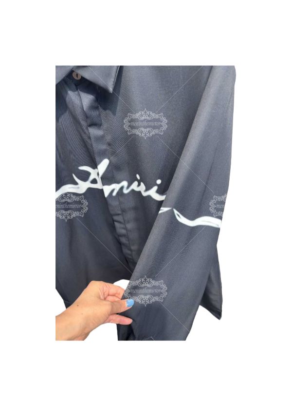 काली अमीरी स्क्रिप्ट लोगो शर्ट | अवकाश कॉलर