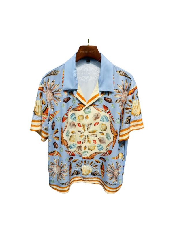 हल्का नीला सीशेल मैरीटाइम प्रिंट शर्ट | रेट्रो रिज़ॉर्ट शॉर्ट