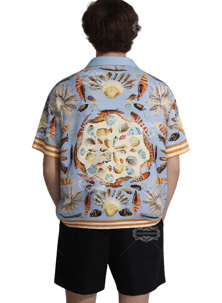 हल्का नीला सीशेल मैरीटाइम प्रिंट शर्ट | रेट्रो रिज़ॉर्ट शॉर्ट